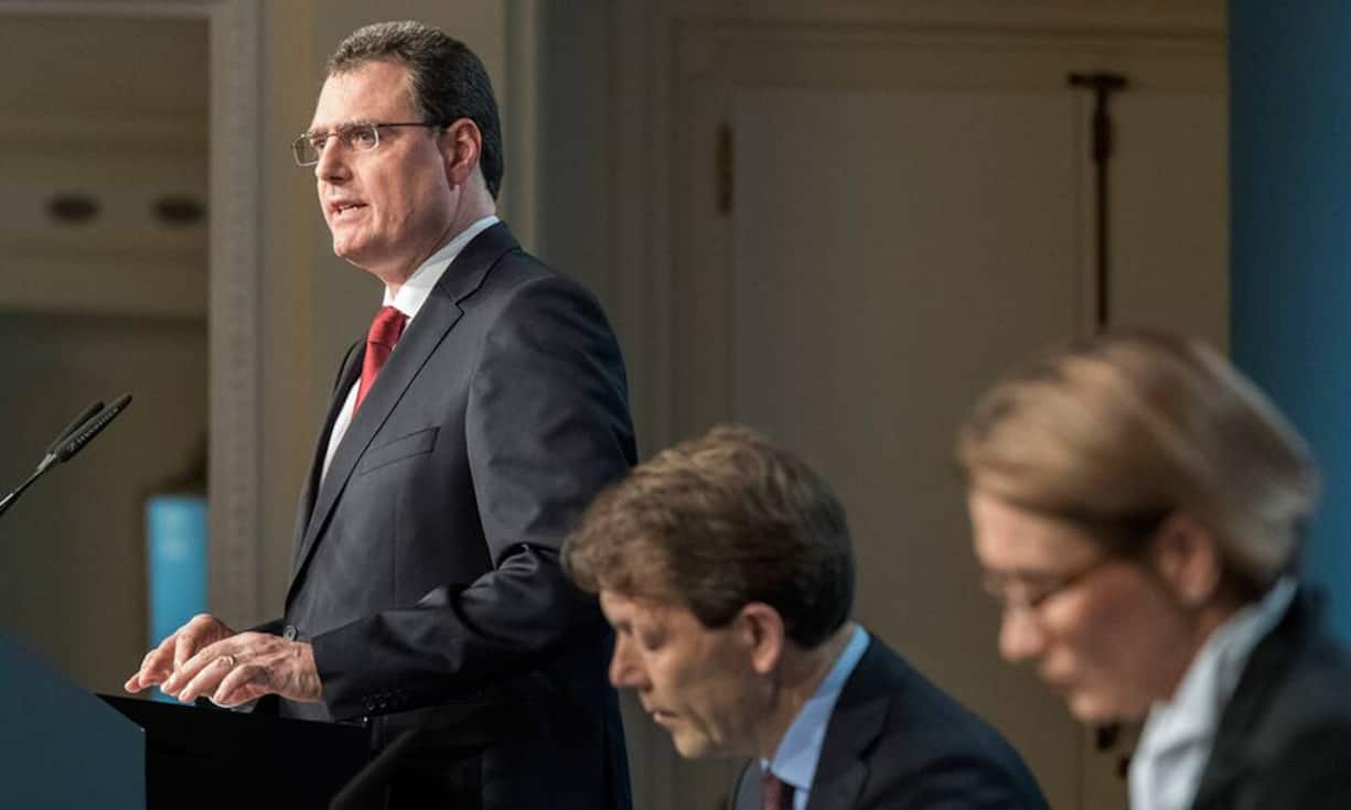 Thomas JordanPräsident Schweizerische Nationalbank (SNB)Er ist einer der meistkritisierten Männer des Landes: Die Exportindustrie wirft ihm die Aufhebung des Mindestkurses vor, die Bankenbranche die Einführung von Negativzinsen. Doch Kritik lässt der Ökonom abprallen und verweist auf die absolute Unabhängigkeit der Nationalbank. Auch intern ist Jordan so mächtig wie kaum ein anderer Nationalbankchef vor ihm, ist er doch der einzige wahre Fachspezialist im Direktorium.