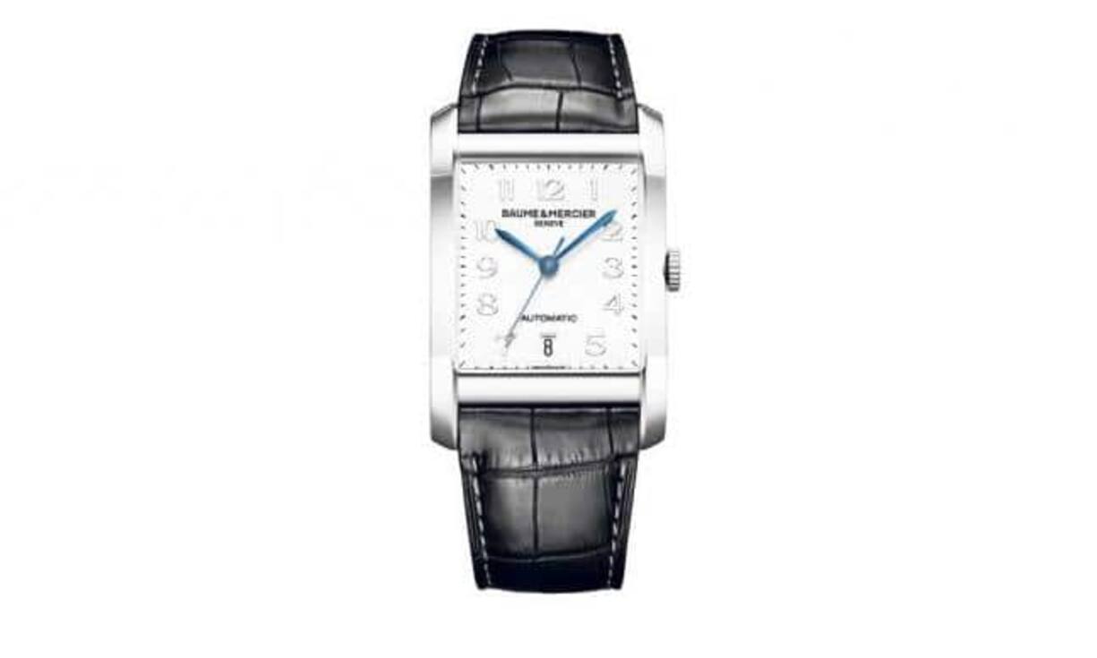 Baume&Mercier - Goldener Schnitt
Hampton Automatik 10155: Die Hampton-Kollektion wird anlässliche ihres 20-Jahre-Jubiläums um zwei neue Modelle erweitert. Die mit dem rechteckigen Gehäuse urban anmutende Herrenuhr wird durch ein mechanisches Automatikkaliber Schweizer Herstellung getaktet. Der Gehäuseboden ist transparent.Grösse: 31 x 47 Millimeter / Gehäuse: Edelstahl