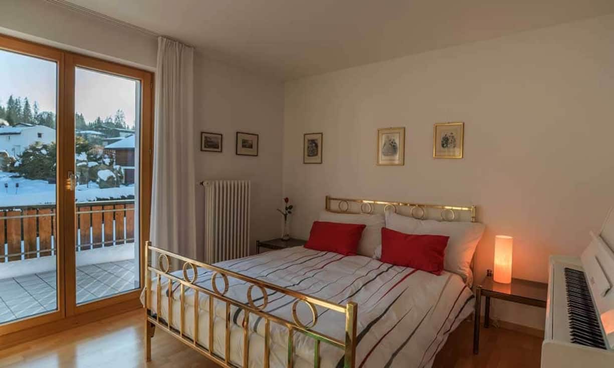 Im Haus verteilen sich fünf Schlafzimmer und drei Badezimmer.
