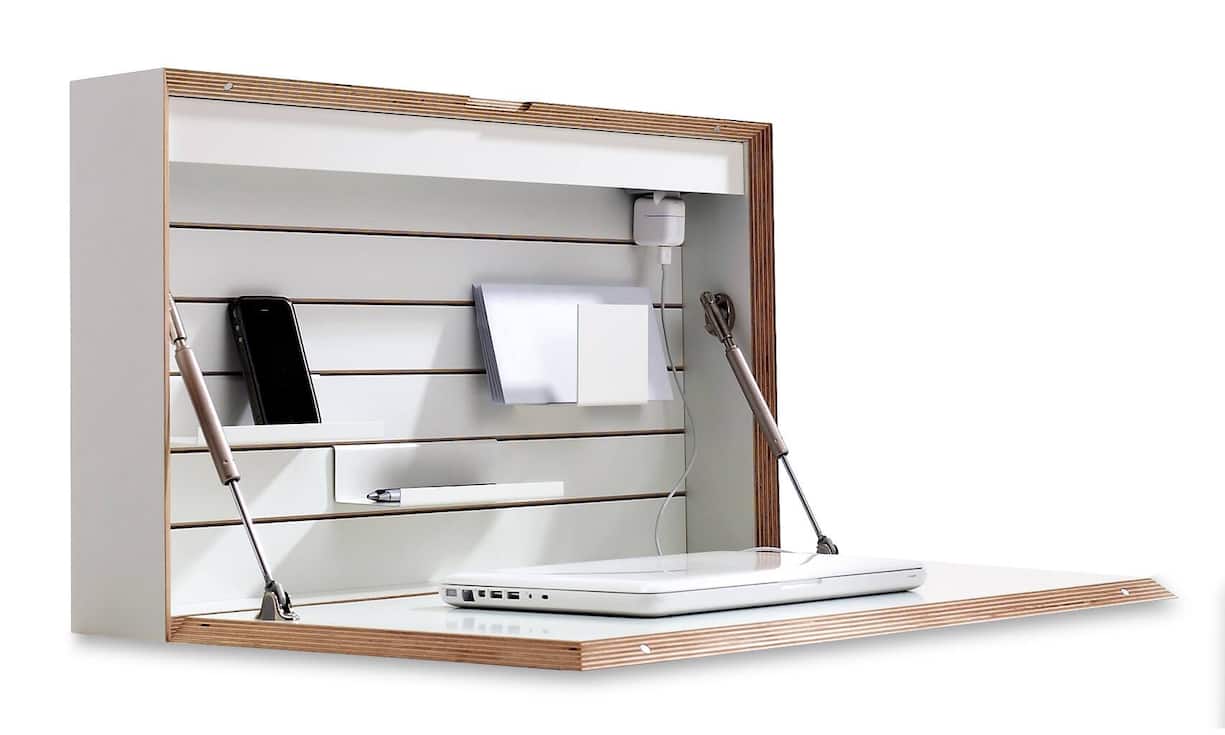 Ist er nicht im Einsatz, ist er ganz schmal: der Sekretär
Flatbox. Klappe auf, und schon steht ein Arbeitsplatz
mit integrierter flexibler Innenausstattung für Laptop, iPad und Co. zur Verfügung. Erhältlich in Weiss, Rot und Grün. 811 Franken; www.cairo.ch