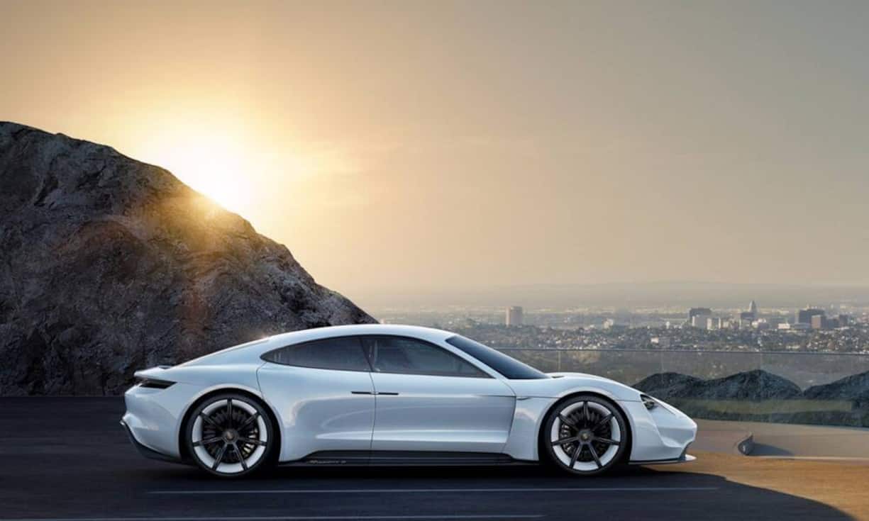 Der Mission E schafft eine Spitzengeschwindigkeit von 240 Kilometern pro Stunde und kommt in nur 3,5 Sekunden von null auf 100. Hier hat jedoch der US-Konkurrenz Tesla noch die Nase vorn: Das Model S schafft es mit dem «Ludicrous Mode»-Upgrade sogar in nur 2,8 Sekunden von null auf 100.