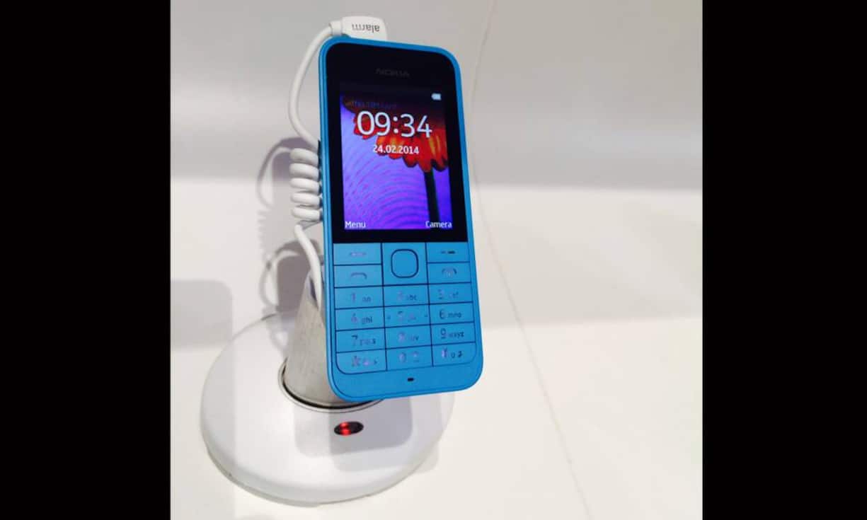 Wer bei Nokia auf ein neues Windows-Handy gehofft hat, wird enttäuscht sein: Derzeit steckt der Konzern all seine Kraft in Billighandys wie das Nokia 220. Es kostet umgerechnet 35 Franken - trotzdem fraglich, ob es den Geschmack der Schweizer trifft.