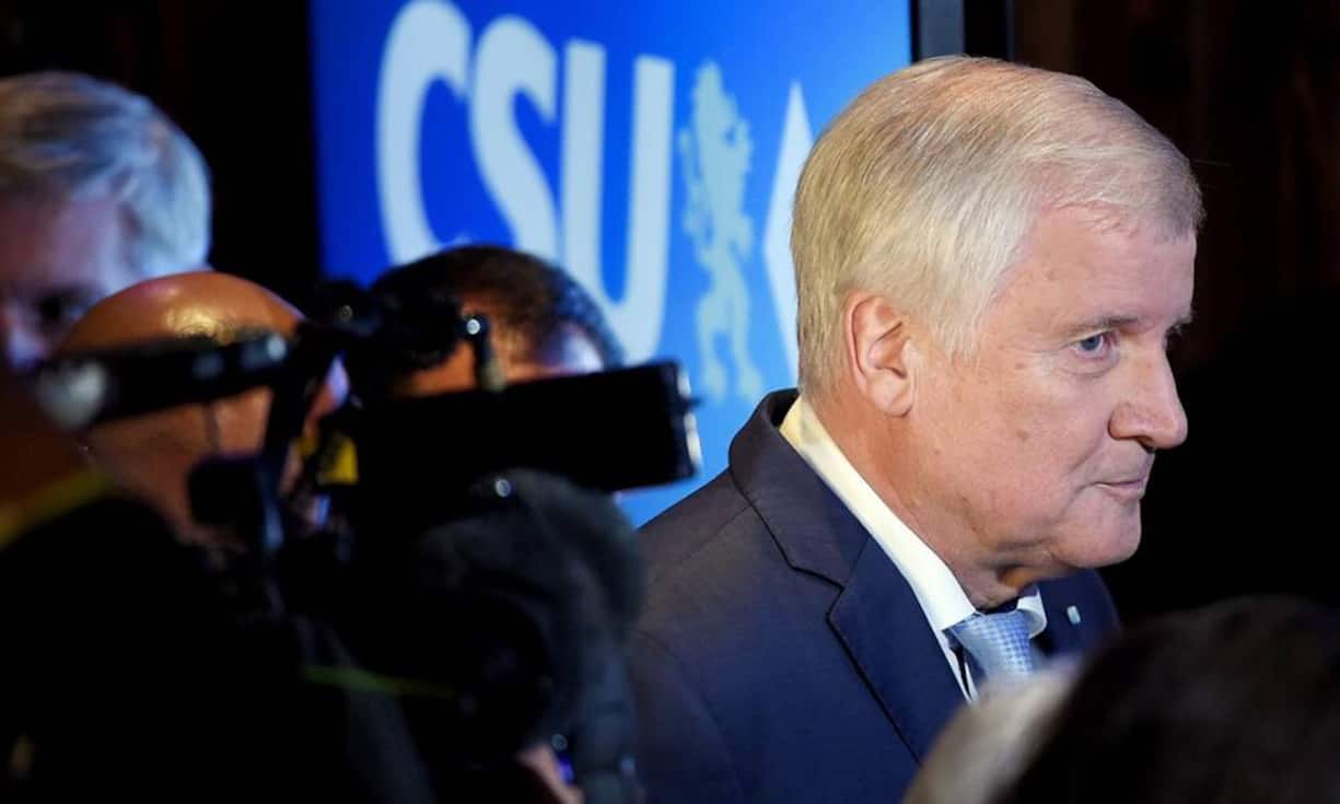 CSU-Chef Horst Seehofer, der Merkel wegen der Flüchtlingspolitik lange massiv kritisiert hatte, gab es bereits als Fehler zu, die «rechte Flanke offen gelassen» zu haben.