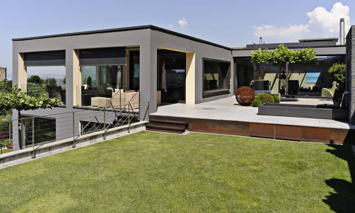 Das 2010 erbaute Haus verfügt über 345 m² Wohnfläche und das Grundstück misst nochmals 2'506 m².