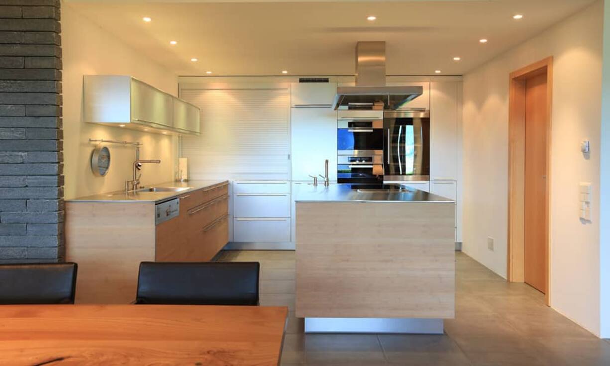 Die Wohnung hat eine hochwertige Küche unter Verwendung hochwertiger Materialien.