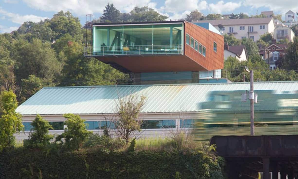 … ein Wohnhaus zu bauen. Das schwebende «Emerald Art Glass House» steht mitten in Pittsburgh in den USA…