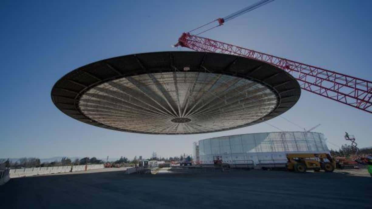 Das Herzstück des Campus wird das «Theatre». Es wurde vom Stararchitekten Norman Foster entworfen und verfügt über ein UFO-ähnliches Dach. Foto: Apple/Mashable