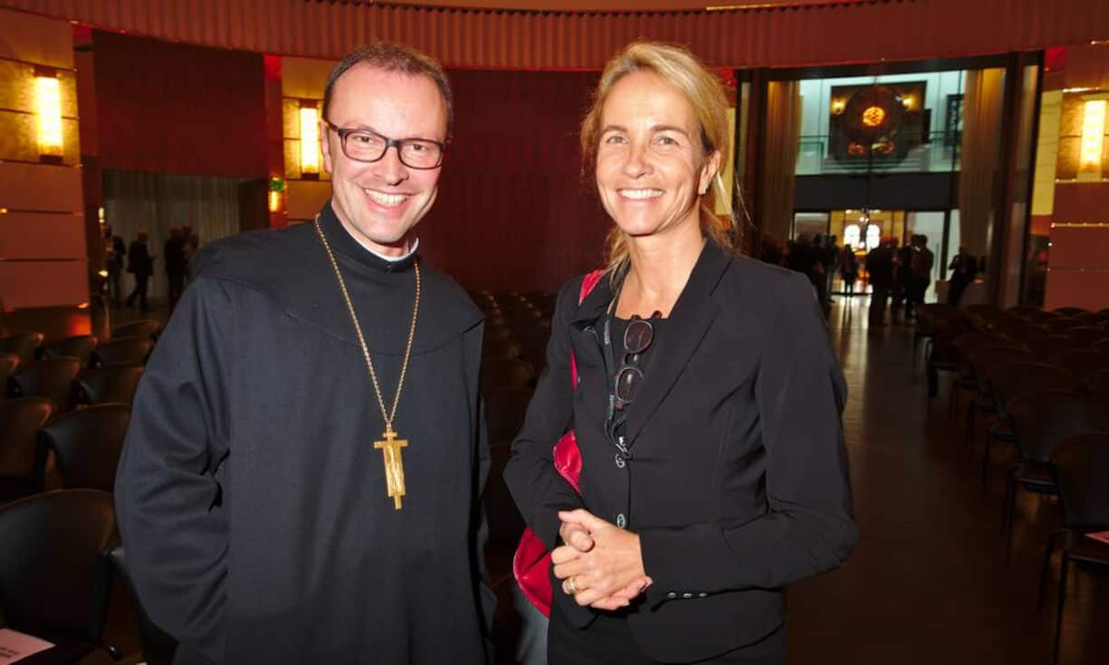 Abt Urban, Vorsteher des Klosters Einsiedeln;
Ruth Moser, Club-Organisation, Efficiency Club Zürich