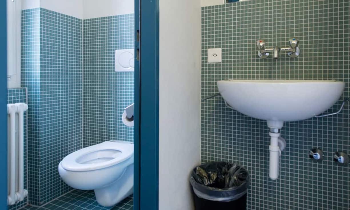 ... doch 3 Prozent schon auf der Toilette eine neue Skiausrüstung oder letzte Weihnachtsgeschenke geshoppt haben. Auskunft über das Online-Einkaufen auf öffentlichen Toiletten gibt die Umfrage nicht.