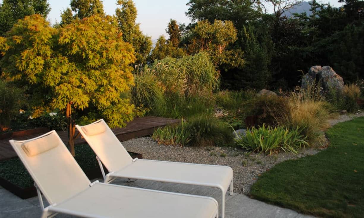 Der Garten bietet Platz für Erholung und lässt die Natur geniessen.