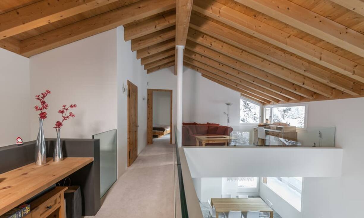 Die zehn Zimmer verteilen sich auf mehreren Stockwerken - eine Galerie sorgt für luftige Räume.