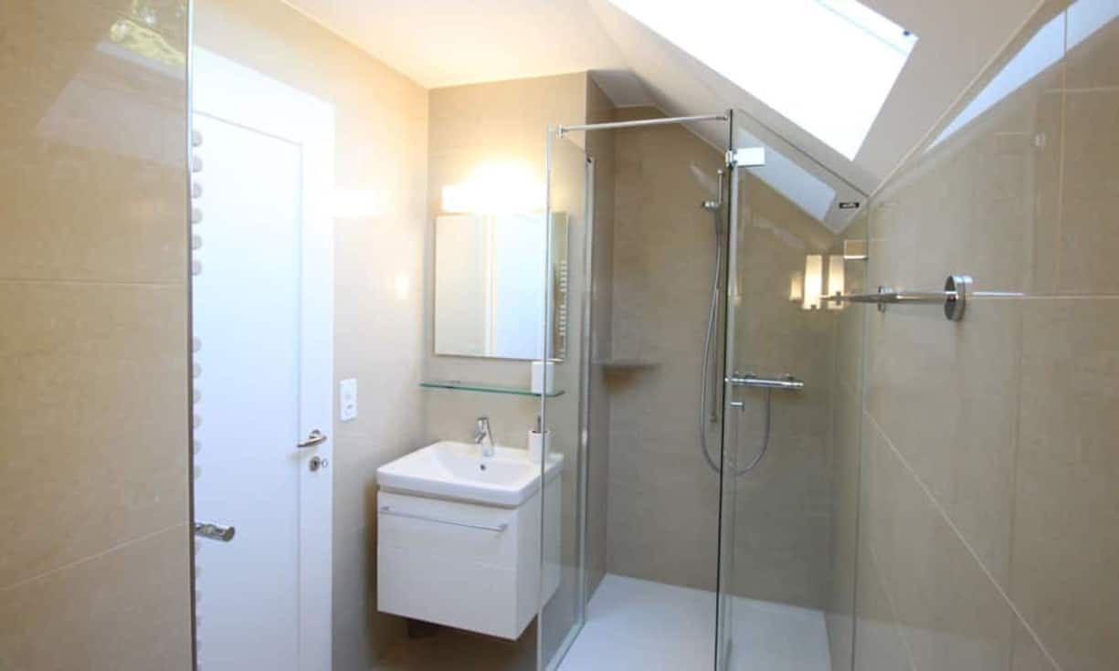 Unter dem Dach eingebettet befindet sich ein sechstes Zimmer mit Seesicht und ebenfalls renoviertem Duschbad.
Den Preis der Liegenschaft erfährt man auf Anfrage.
Quelle und Bilder: Engel & Völkers