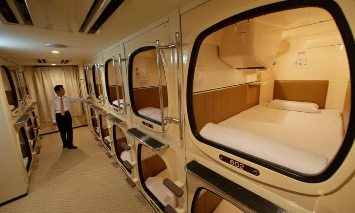 In den japanischen Kapsel-Hotels wird noch mehr Platz gespart. Diese Art der Übernachtung ist aber wohl nichts für Gäste mit Klaustrophobie.Keystone