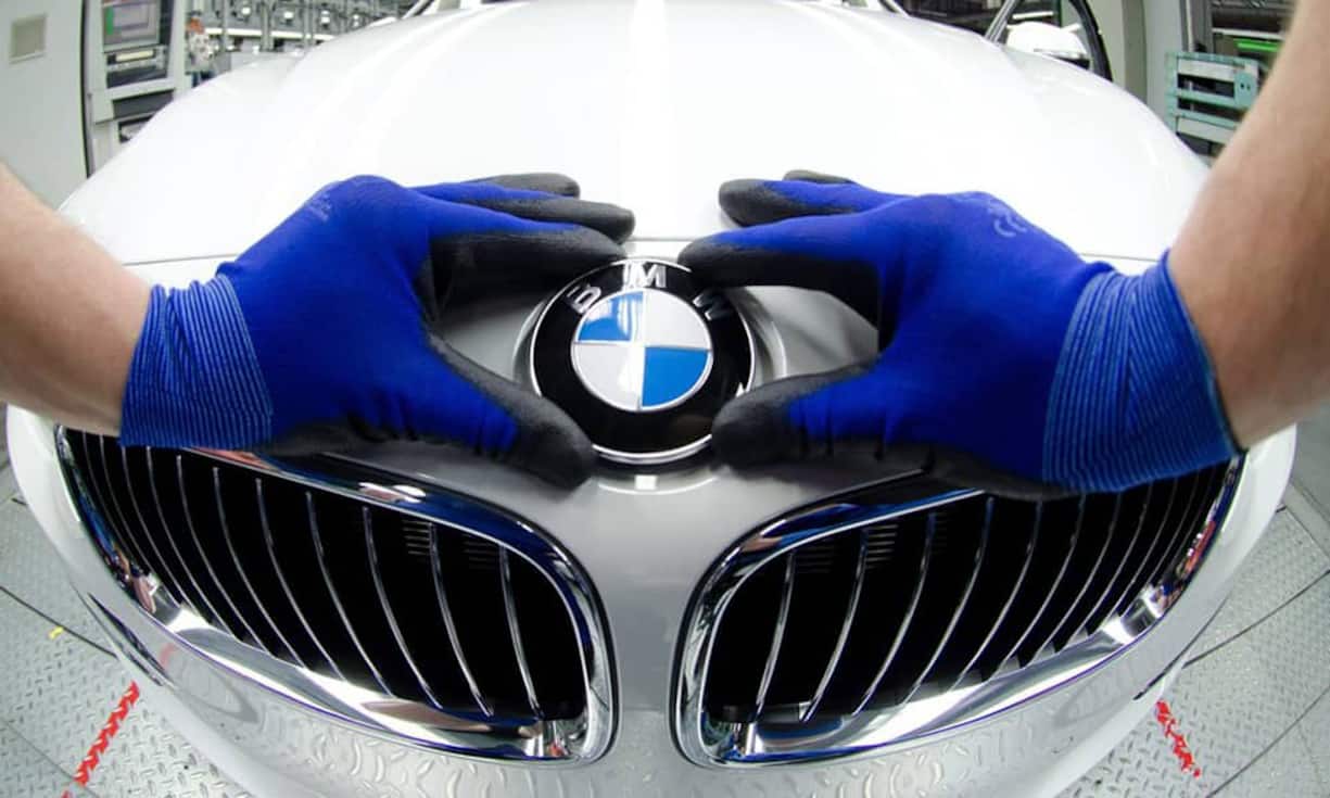 BMW: Der weiss-blaue Oberklasse-Hersteller testet das autonome Fahren im Jahresverlauf mit rund 40 Fahrzeugen in seiner Heimat München und in anderen Städten in Europa und den USA. Auch in Jerusalem sollen computergesteuerte Wagen an den Start gehen. Hinter jedem Steuer sitzt dabei nach BMW-Angaben ein trainierter Testfahrer, der bei Bedarf eingreifen und das Auto per Hand lenken kann. Zur Sicherheit ist jeweils ein Folgefahrzeug dabei.