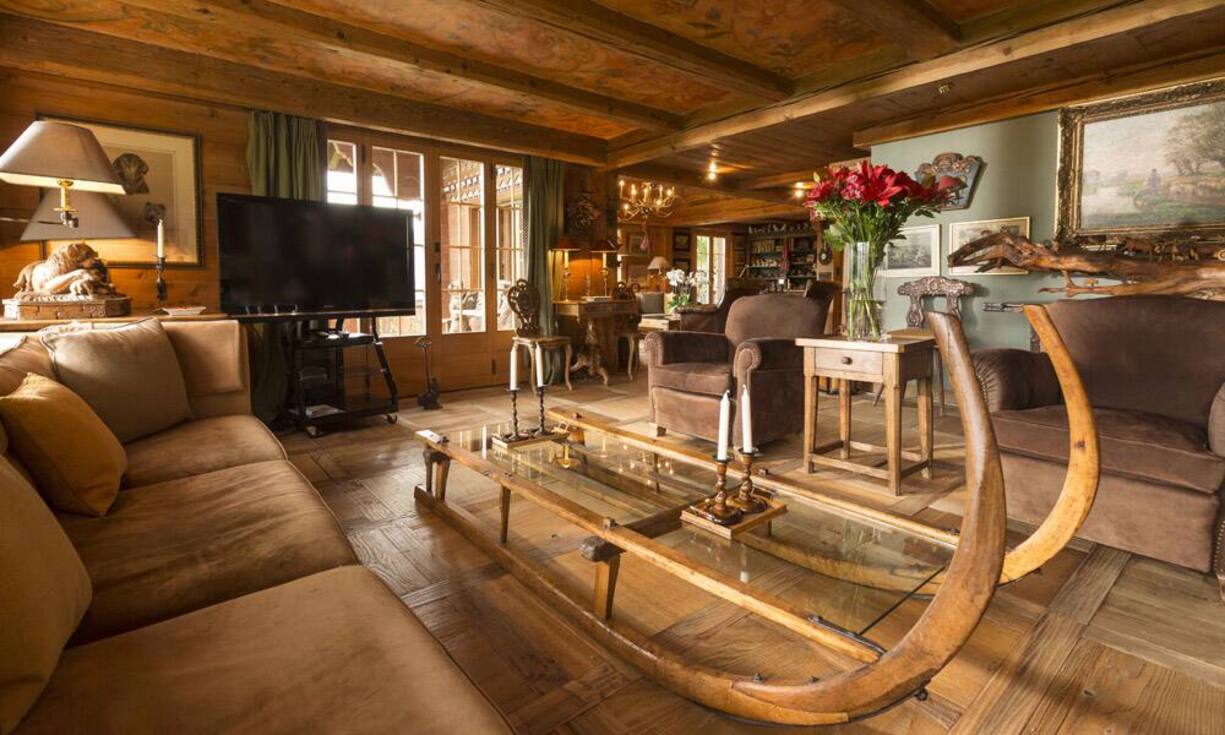 Das grosse Wohnzimmer mit den hölzernen Wänden und den bemalten Holzdecken, …