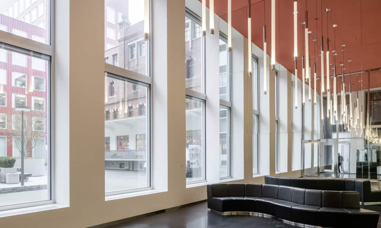 Die Wohnung befindet sich im sogenannten «Black Tower», umgeben von Kunstgalerien, Büros und Ladenflächen.