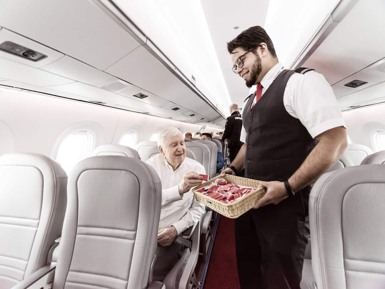 Martin Ebner waehrend eines Fluges zwischen Zuerich Kloten und Bremen mit einem neuen Flugzeug des Types Embraer E190-E2 der Helvetic Airways, am Freitag 8. November 2019.Bild: Michael Buholzer