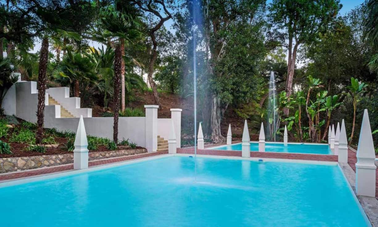 Durchzogen von einer angelegten Pool- und Brunnen-Anlage beheimatet die Anlage seltene Pflanzen-Spezies. Es wird berichtet, dass Walt Disney, verliebt in «El Fureidis» mehrere Palmen von dem Grundstück mitnahm, um sie in seinem ersten Disneyland anzupflanzen.