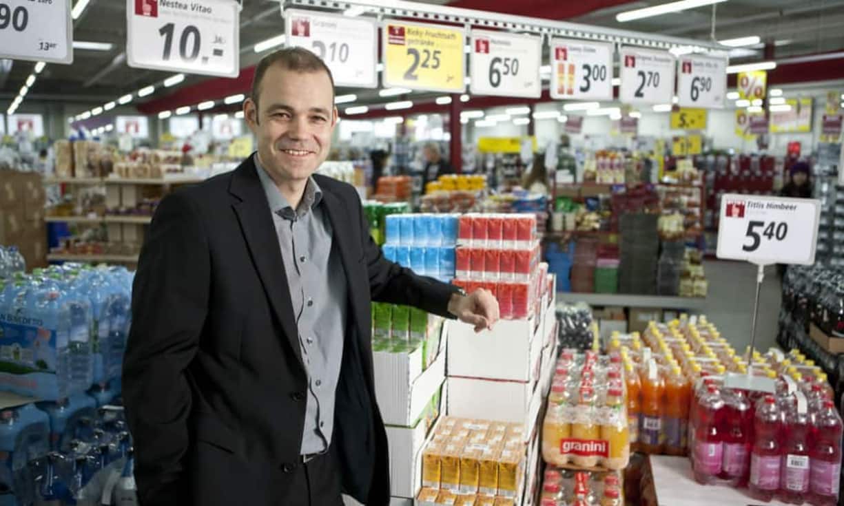 Mark Ineichen: CEO und Präsident Otto’sObwohl erst 45 Jahre jung, ist der Sohn des 2012 verstorbenen Firmengründers und FDP-Politikers Otto Ineichen bereits ein alter Hase im Schweizer Detailhandel.  Schon 2001 setzte er sich selbstbewusst in Vaters Chefsessel und experimentierte mit allerlei Discountkonzepten. Besonders erfolgreich ist er dabei mit dem inzwischen elfjährigen Billigstkonzept Radikal.