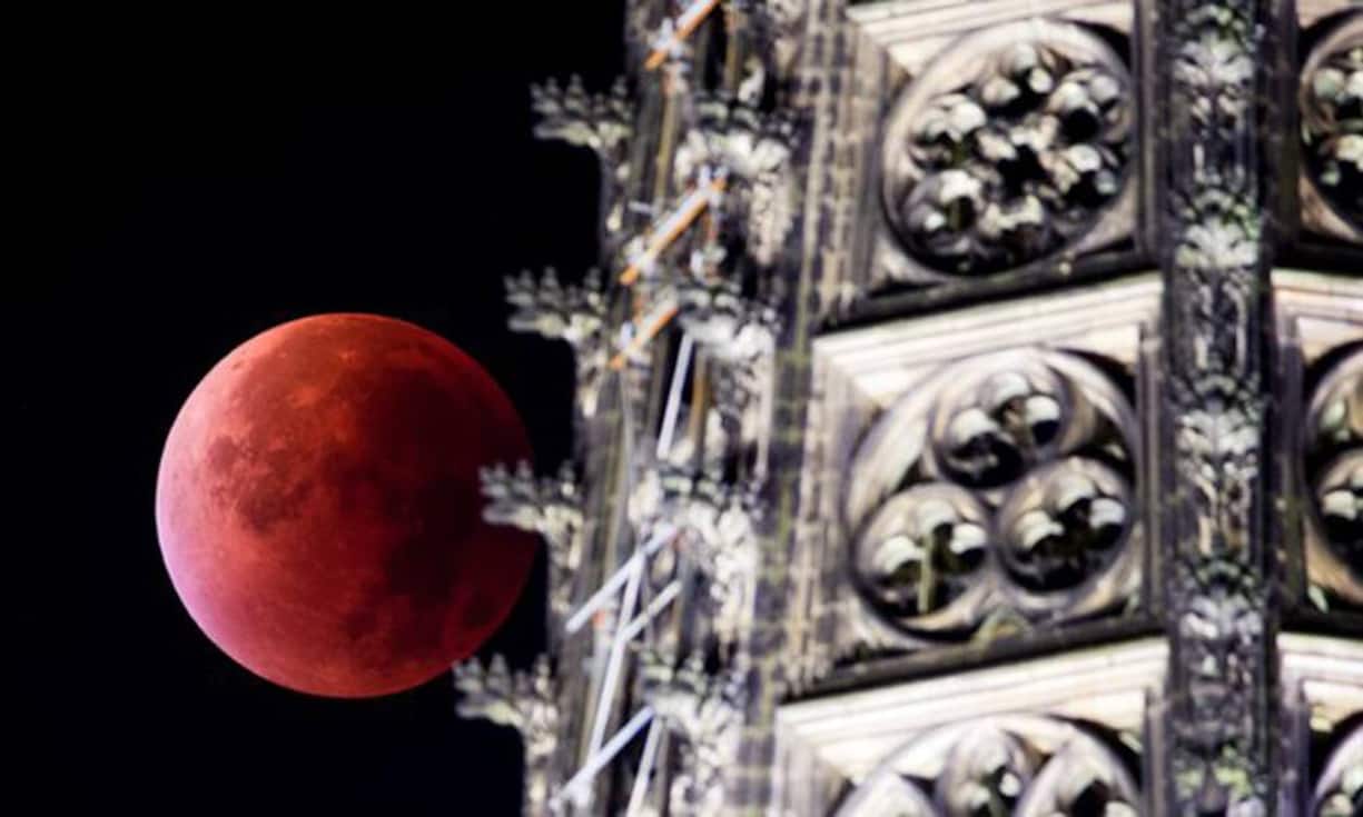 Der Erdtrabant erschien rot, weil es wegen der Lichtbrechung in der Erdatmosphäre auch im Kernschatten nicht ganz dunkel war (hier in Köln).
