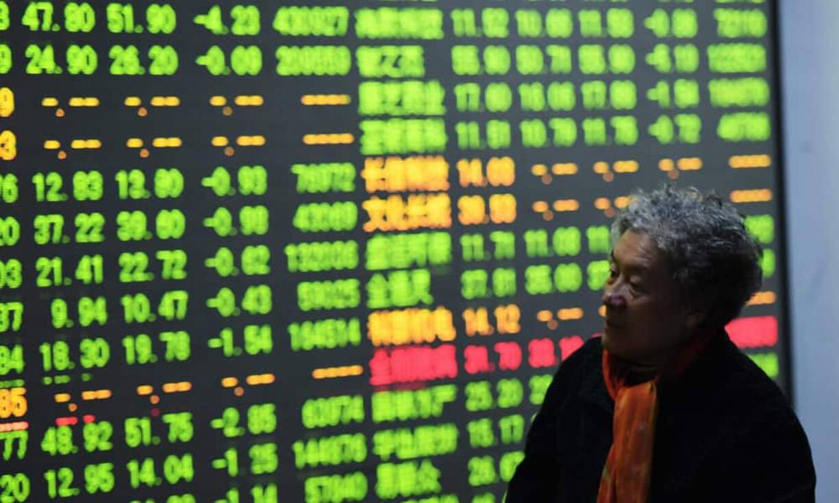 Chinas Regierung versucht mit allen Mitteln, den Ausverkauf an den Börsen zu stoppen. Nach einem Einbruch von gut 7 Prozent an Chinas Börsen ist der Aktienhandel am 4. Januar 2016 ausgesetzt worden. Gleich am ersten Tag seiner Einführung kam damit ein neuer Mechanismus zum Zuge. Bei Schwankungen von über 5 Prozent wird der Handel 15 Minuten ausgesetzt, bei über 7 Prozent schliessen die Börsen für den Rest des Tages. Am 7. Januar, nach dem zweiten Unterbruch, wurde der Mechanismus ausgesetzt.