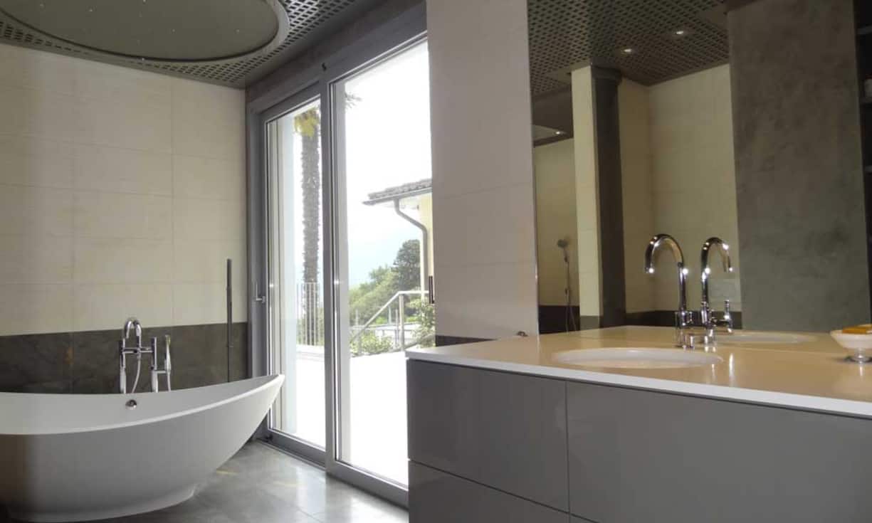 Weiter finden sich in der Wohnung Ankleidezimmer, Gäste-WC und Büro. Alle Räume haben unverbaubare Seesicht und...