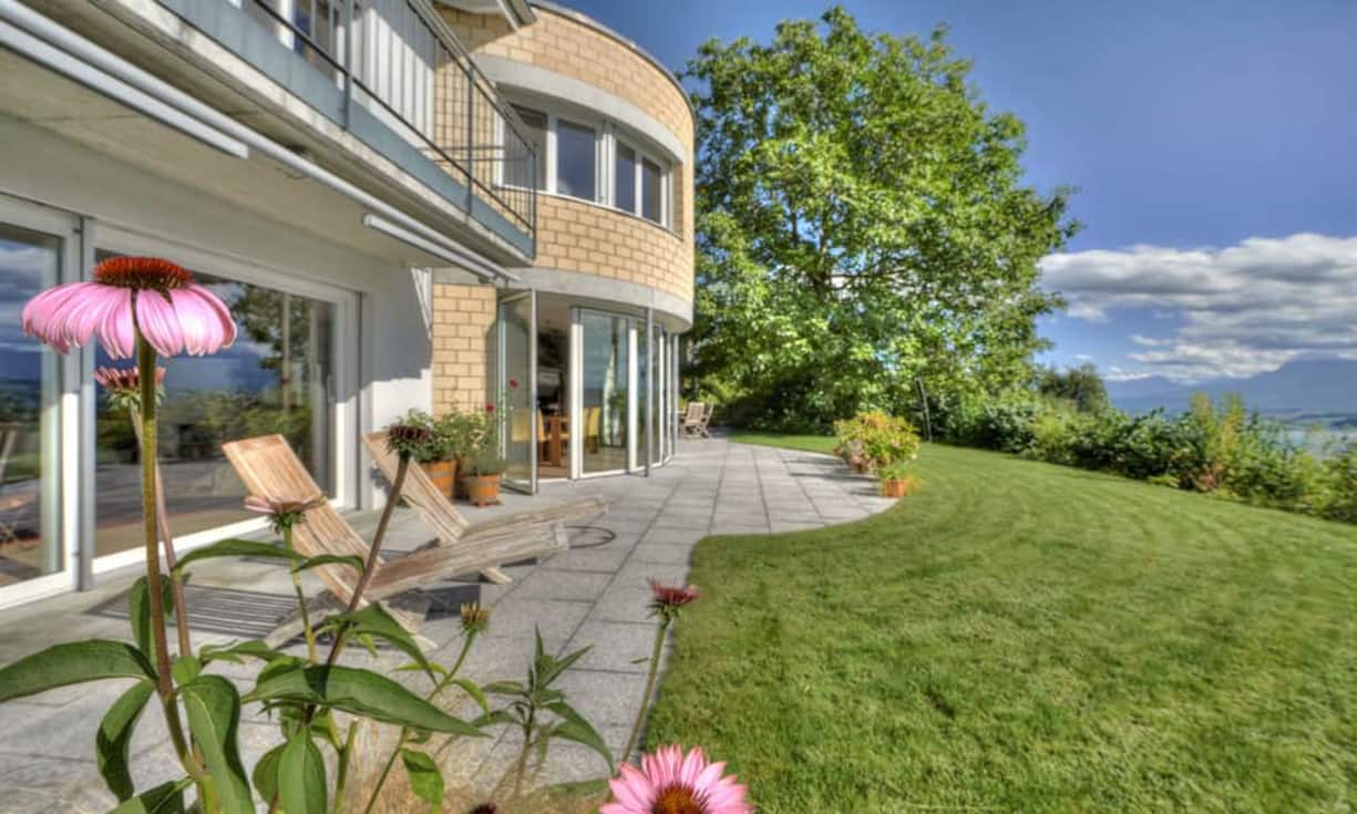 Das Haus liegt im Wohnquartier Eichberg. Die ganztägige Besonnung, die Ruhe und die Nebelfreiheit machen es begehrt.