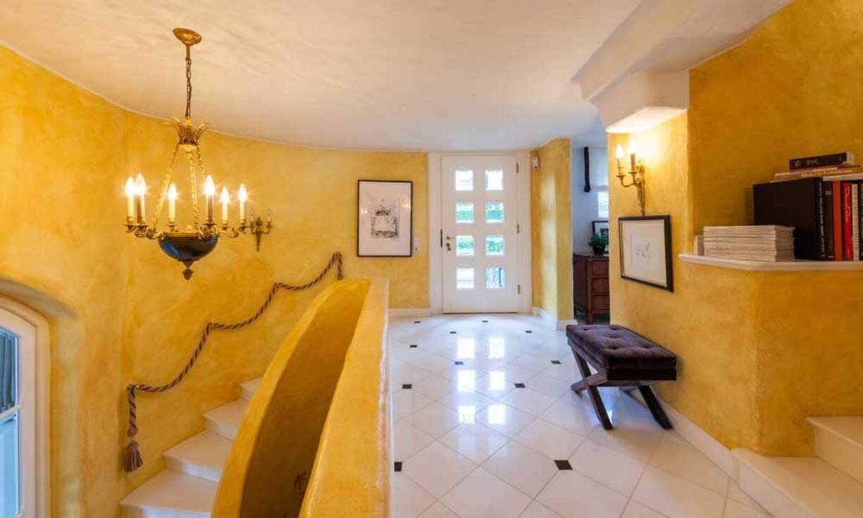 Eine aussergewöhnliche Innenausstattung macht das Objekt einzigartig.