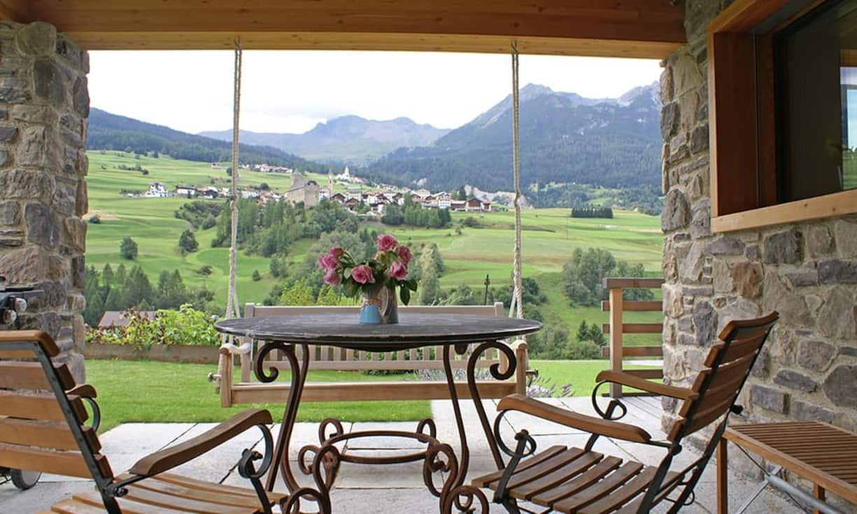 Im schönen Garten mit gedecktem Sitzplatz fühlt man sich wohl.