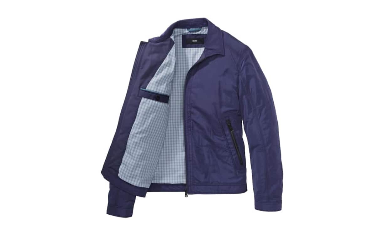 Elegant: Boss (Mann)Diese Outdoor-Jacke aus hochwertigem, wasserdichtem Material hat einen Umlegekragen mit kleinem Metall-Logo am Nacken. Innen ist sie kariert und hat zwei weitere Taschen. Preis 499 Franken