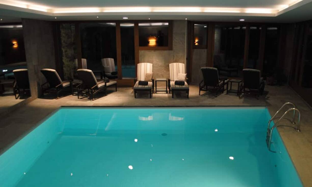 Neben Schwimmbad und Sauna bieten neun moderne Schlafzimmer mit anliegenden Badezimmern viel Komfort und Behaglichkeit. Den Preis erfährt man indes auf Anfrage. (Quelle/Bilder:
Engel & Völkers)