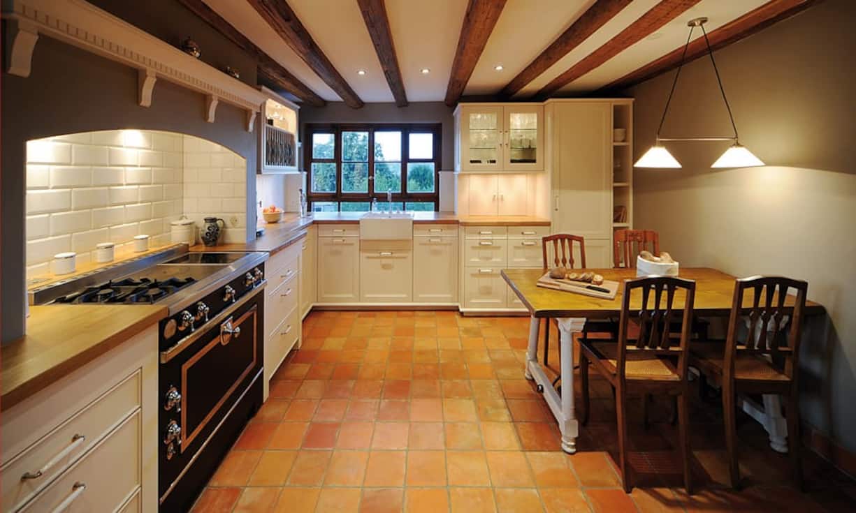 Die geräumige Küche mit Terracotta-Bodenplatten bietet Platz für einen Esstisch.