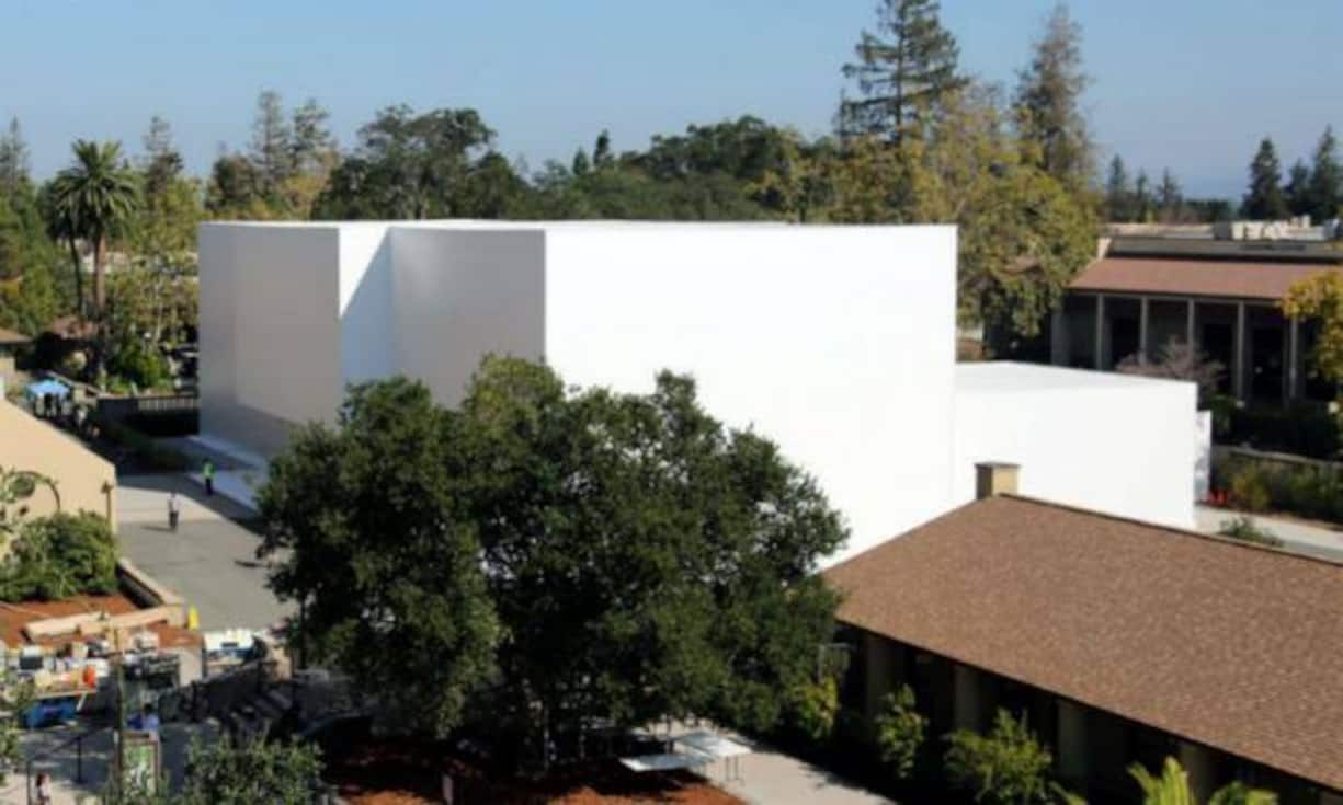 Apple-Chef Tim Cook hat extra ein Haus bauen lassen für die Präsentation: In dem weissen Kubus in Cupertino, Kalifornien, wurden ab 19 Uhr Schweizer Zeit die neuen Apple-Produkte präsentiert. Keystone