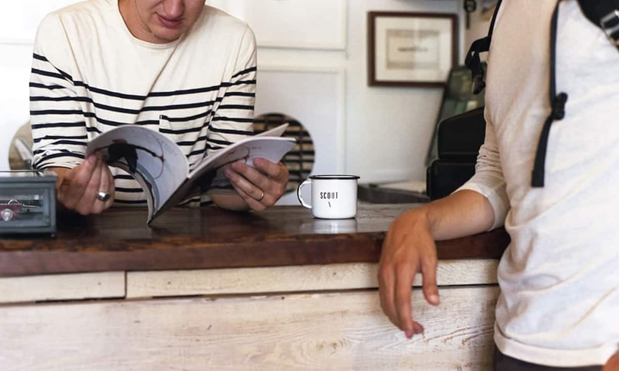 10. Ins Büro kommt man um zu arbeiten, nicht um Pausen zu machen oder um zu schlafenSchon lange ist bekannt, dass Pausen für die Aufrechterhaltung der Leistung elementar sind. Dabei sind häufige Kurzpausen günstiger als wenige längere Pausen. Zudem zeigen Forschungsbefunde, dass Powernapping im Büro positive Wirkungen auf Erholung und Arbeitsleistung hat. Die ideale Dauer von Schlafpausen liegt bei 10 bis 30 Minuten und erfordert eine entsprechende Umgebung.