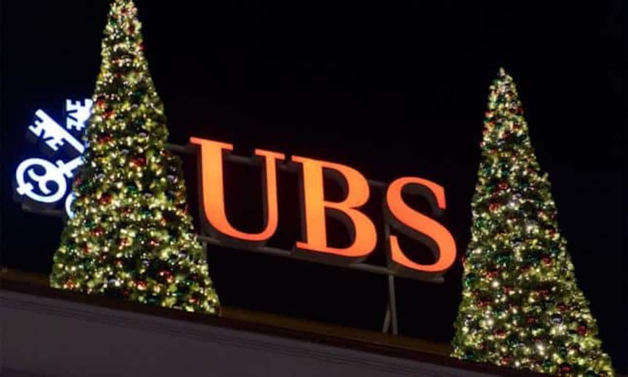 Auch der Kurs der UBS hat stark nachgegeben. Der Titel des weltgrössten Vermögensverwalters konnte sich aber besser halten als jener der Credit Suisse – Anleger honorierten die stabile Geschäftssituation bei der UBS.