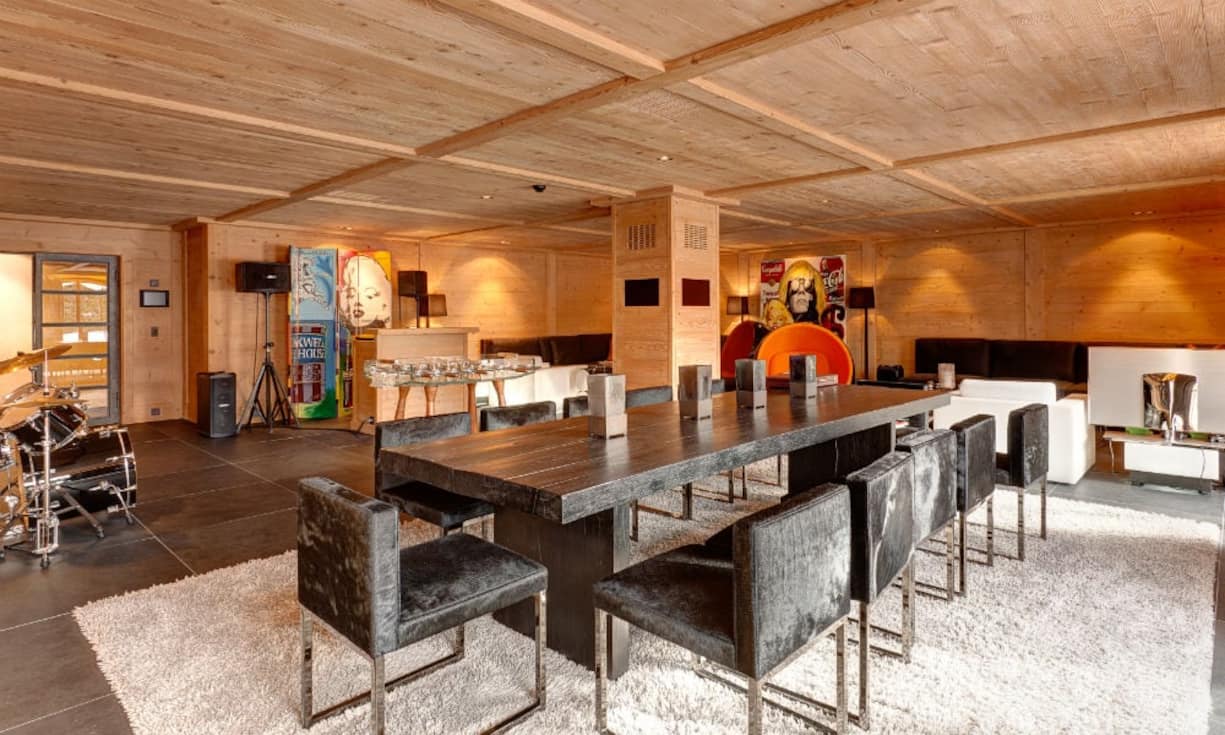 Die moderne und helle Einrichtung gibt dem Chalet eine angenehme Atmosphäre.