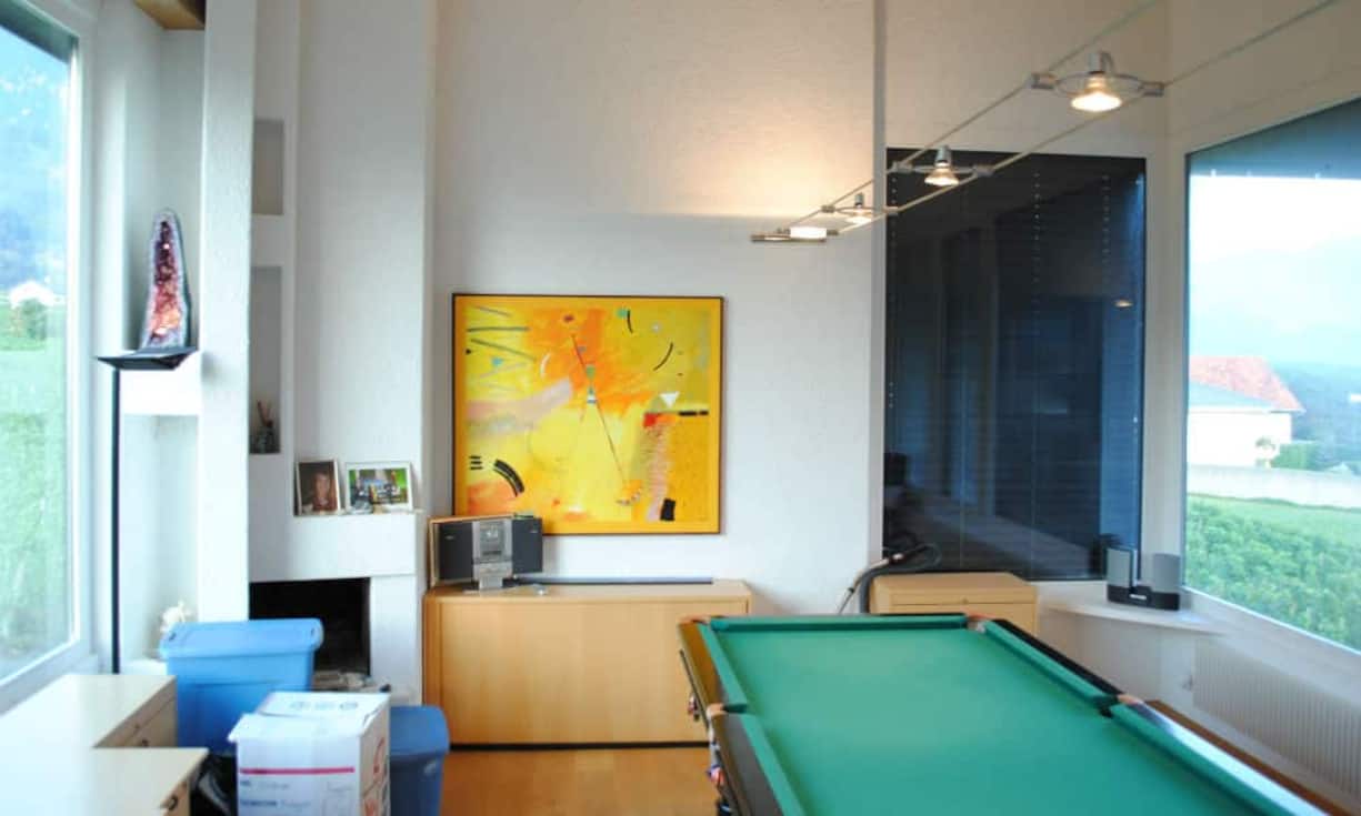 Das Haus Besitzt 6,5 Zimmer. Das gesamte Raumkonzept erscheint in einer sehr verschachtelten Architektur, welche viel Privatsphäre bietet.