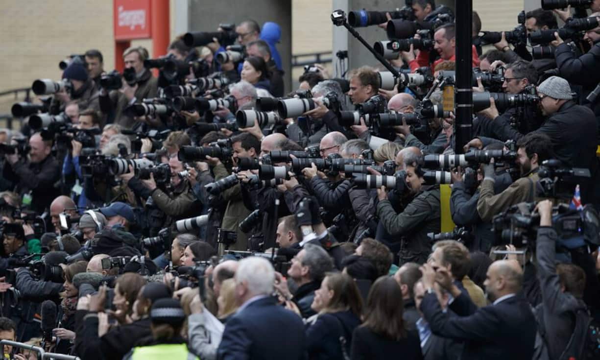 Der Andrang vor den Mauern des St.Mary's Hospital in London war gross. Bereits im Vorfeld wurden Plätze für Fotografen und Kameraleute abgesperrt.