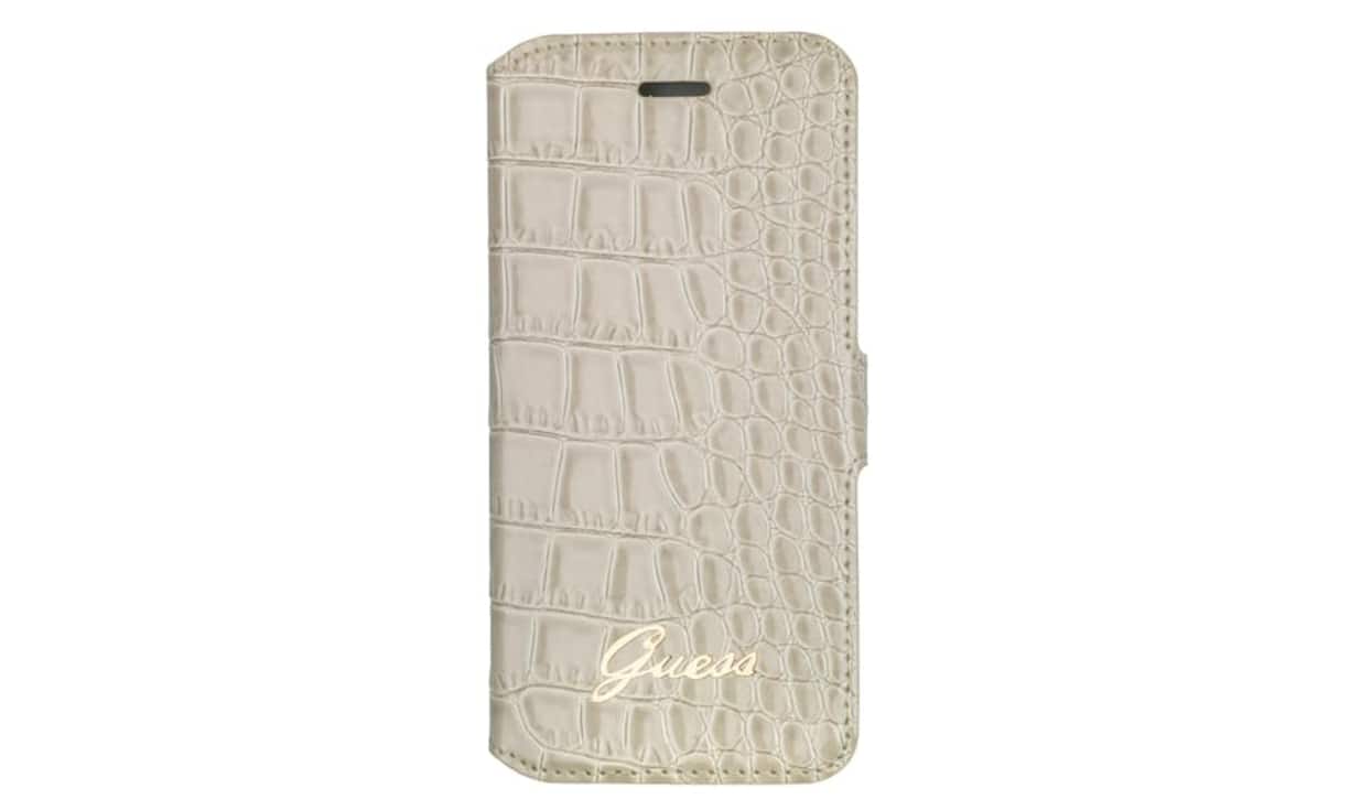 Exotisch: Guess Diese Hülle in Kroko-Leder-Optik und mit goldenem Guess-Logo schütz das Iphone 6 umfassend und sieht elegant aus. Bei Manor erhältlich. Preis 39.90 Franken