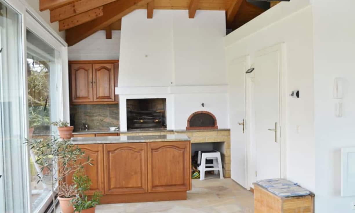 Der Grillraum eignet sich für ausgedehnte Gartenpartys.