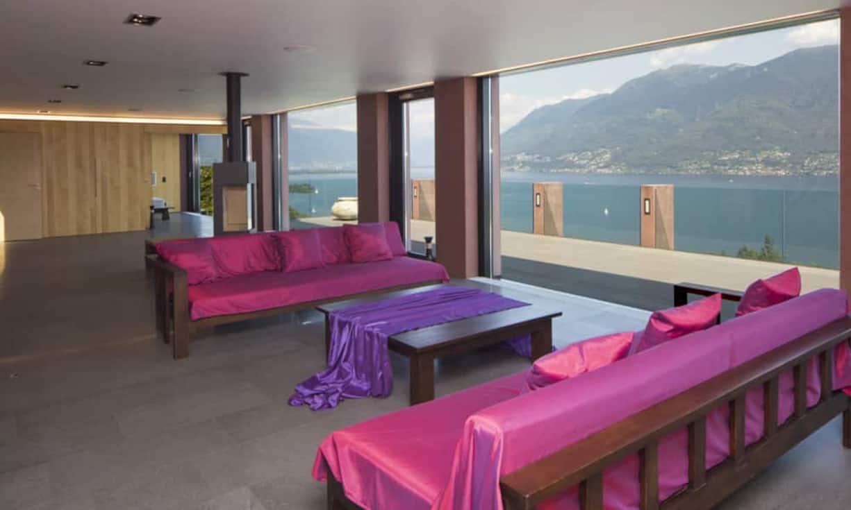 In der obersten Etage befindet sich ein weiterer Wohnkorridor (100 m²), die grosszügige Mastersuite (100 m²) mit En-Suite-Bad/WC und eigener 55 m² grosser Terrasse – sowie vier weitere Schlafzimmer mit En-Suite-Duschbad/WC.