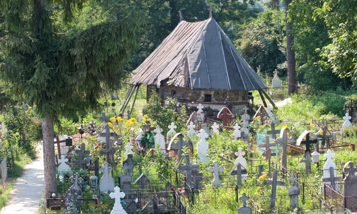 Holzkirchen in Süd-Transsilvanien und der nördlichen Kleinen Walachei, Rumänien: Trotz ihrer Bedeutung sind viele dieser Kirchen während der vergangenen Jahrzehnte vernachlässigt worden. Das liegt einmal an der geringen Raumkapazität, aber auch an dem Mangel an Annehmlichkeiten. Diese Kirchen befinden sich heute in einem schlechten Zustand. Einige von ihnen wurden zu Friedhofskapellen, andere sind bedroht durch falsche Restaurierungsmassnahmen.Pro Patrimonio Foundation