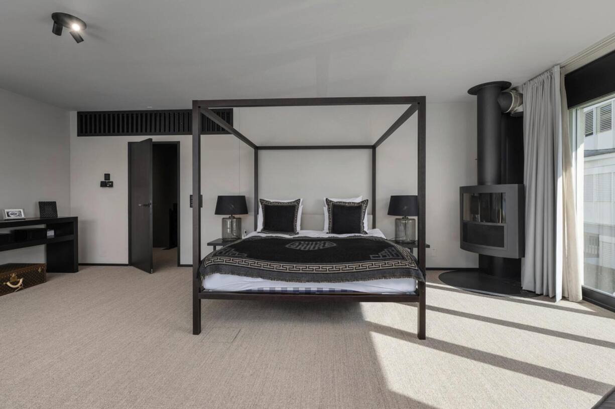 Im Schlafzimmer gibts ein Cheminée für die kuschligen Momente im Leben.