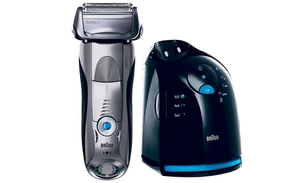 Technologie: Für Männer, die eine Trockenrasur bevorzugen, leistet der neue Rasierer Series 7 von Braun gute Dienste. Dank 10 000 Mikrovibrationen soll er mehr Haare mit einem Zug erfassen, sogar an schwierigen Stellen. Mitgeliefert wird eine Clean&Charge-Basisstation, die den Rasierer reinigt, lädt, pflegt und trocknet, und zwar mit nur einem Knopfdruck. Preis 469 Franken bei Globus.