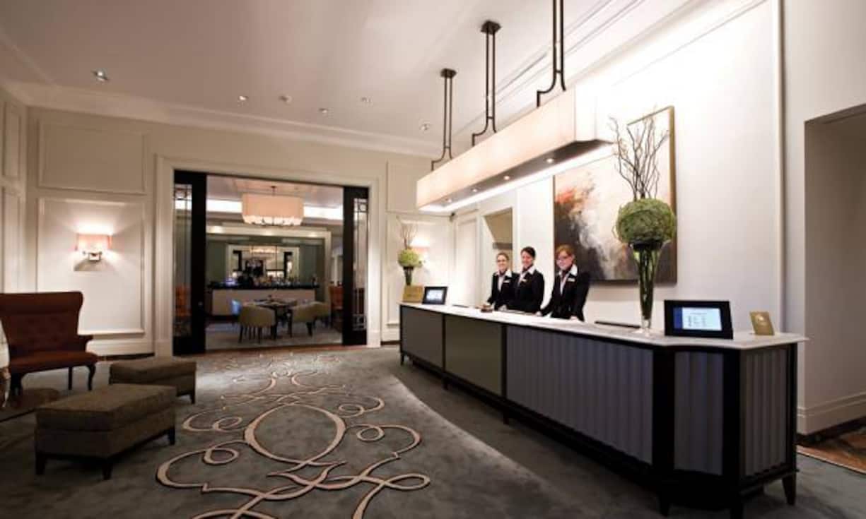 Platz 4 (Vorjahr: 3): Fairmont Le Montreux Palace, MontreuxSoeben hat der französische Hotelgigant Accor das Management der kanadischen Hotelgruppe Fairmont und damit auch des Montreux Palace übernommen. Der langjährige Direktor Michael Smithuis, der bereits mehrere Besitzerwechsel bravourös überstanden hat, sorgt dafür, den Belle-Epoque-Palast auf Kurs zu halten und auch weiterhin mit Erneuerungen zu glänzen. Sein Credo: «Man muss jeden Tag ein bisschen besser werden.»