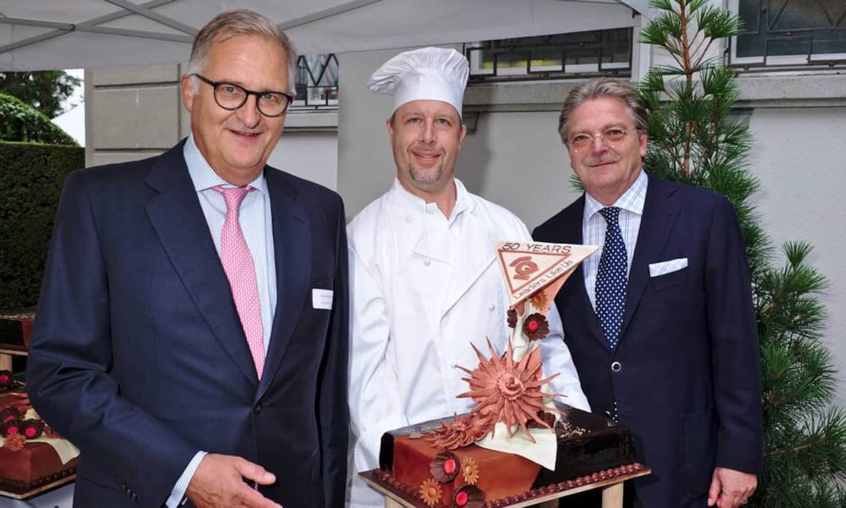 Stephan Reifferscheid, Partner, Knight Gianella & Partner AG;
Bernhard Jutzi, Konditorei Hotz, Créateur des Geburtstagskuchens;
Sandro V. Gianella, Partner, Knight Gianella & Partner AG;