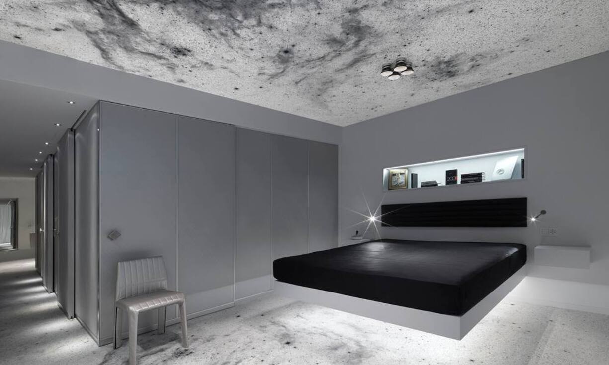 ...oder die «Space Suite» ganz in Weltall-Optik mit freischwebendem Bett, Raketenlampe und Nasa-TV...