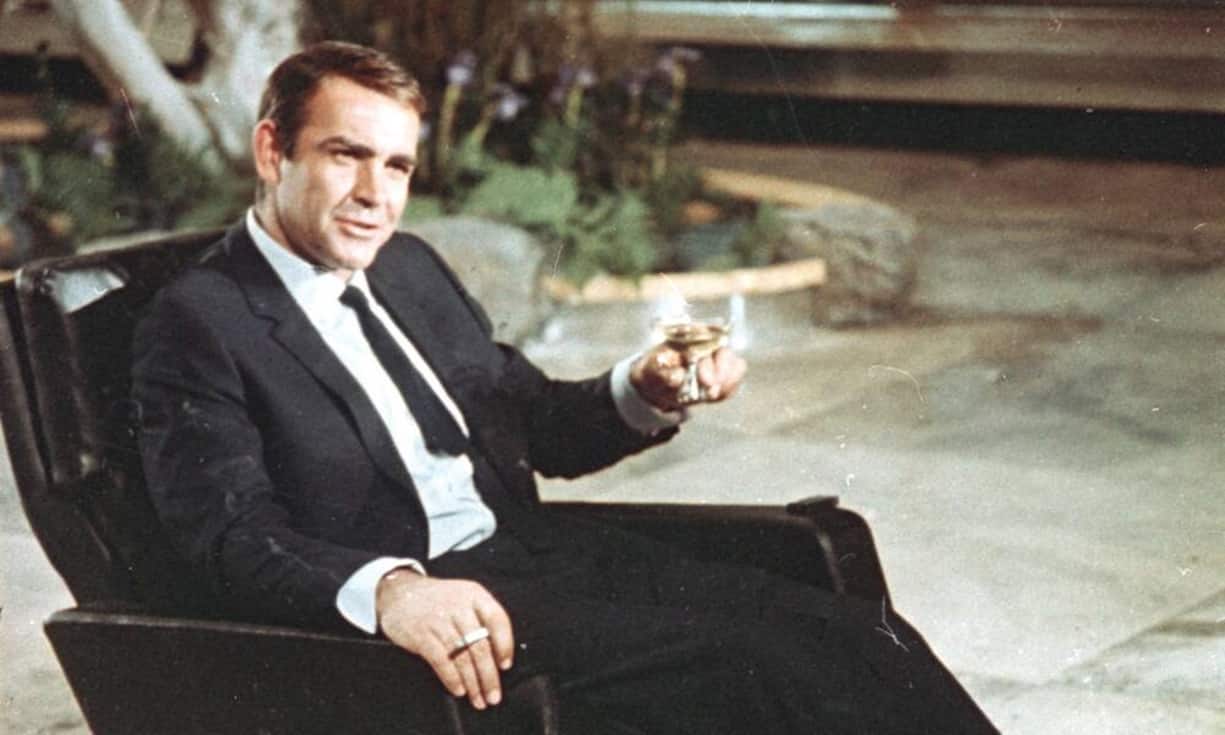 Zwei Jahre später brillierte Connery im Bond-Streifen «Man lebt nur zweimal». Der Film basiert auf dem gleichnamigen Roman von Ian Fleming, weicht jedoch als erster Bond-Film der Reihe erheblich von der Vorlage ab.