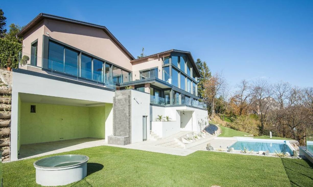 Das Anwesen hat vier Garagen und ist mit einer Alarmanlage sicherheitsmässig auf aktuellstem Stand.