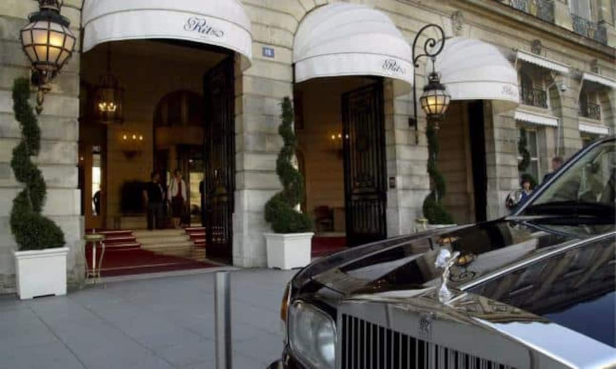 Rolls-Royce vor dem Luxus-Hotel Ritz in Paris: In Frankreich gibt es 274'000 Haushalte, die über eine Million Dollar in Form von Barem, Wertpapier oder sonstigen flüssigen Mitteln verfügen. Damit belegt das Land laut eines Reports des Beratungsunternehmens Boston Consulting den 10. Platz.